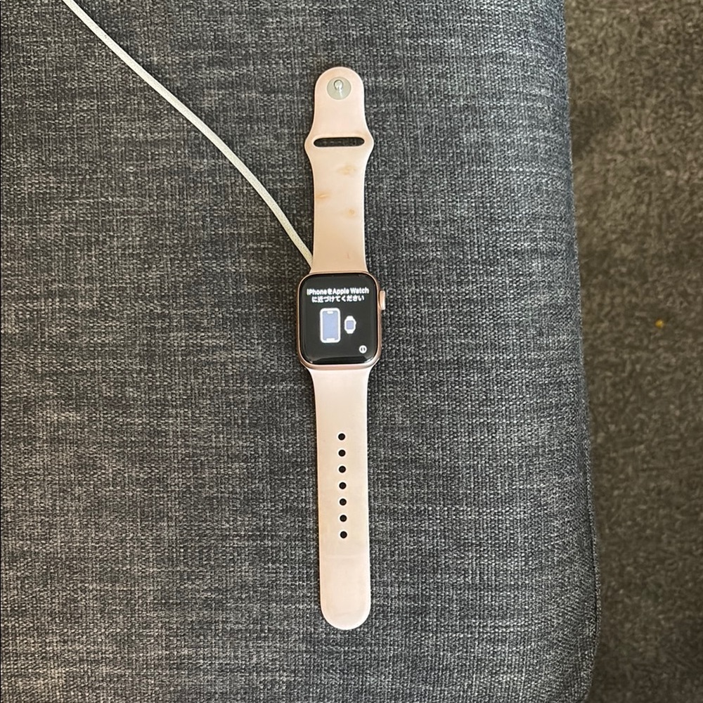 Apple Smartwatch Series SE 40mm Silver Cream Minimalist Design